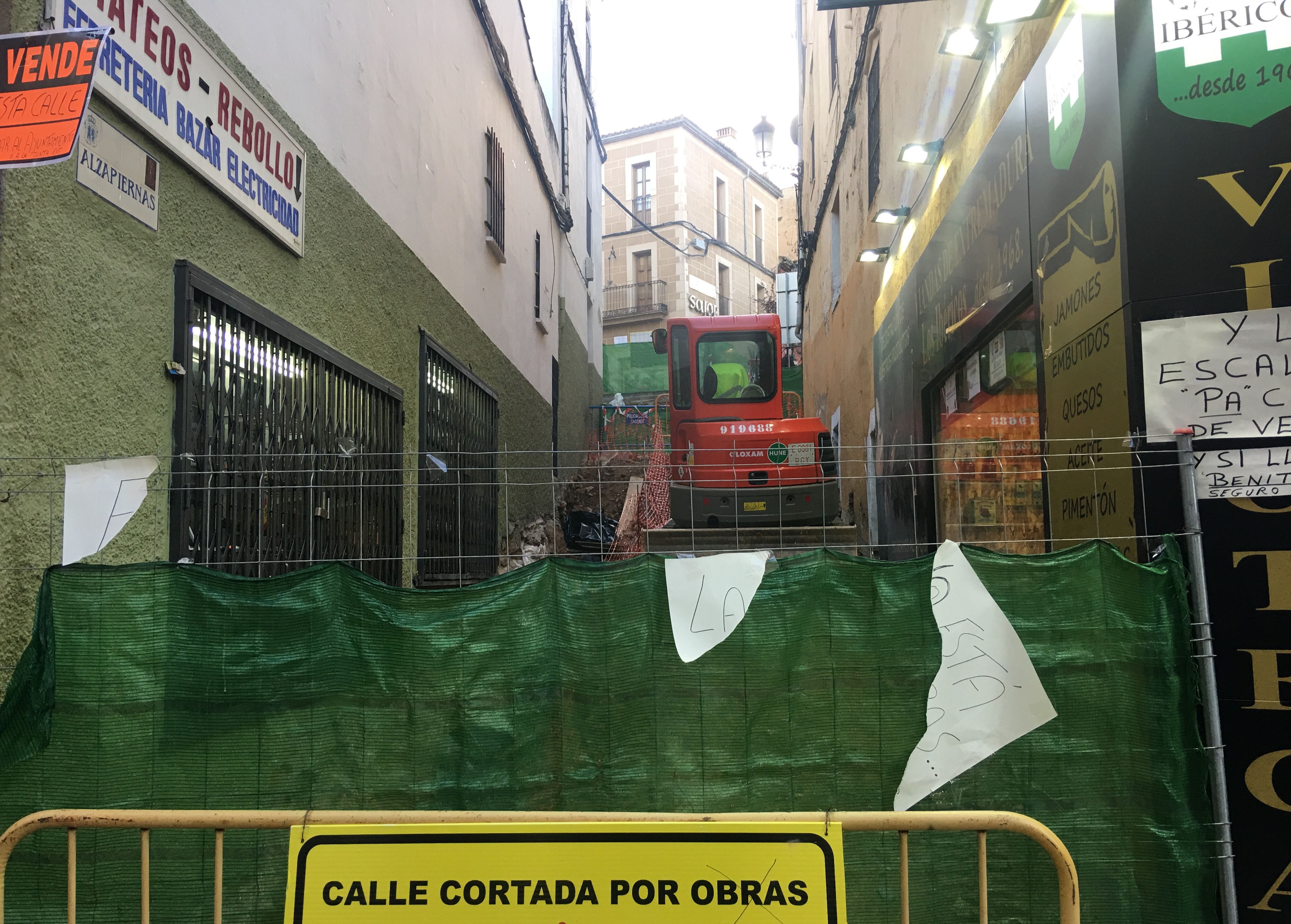 Luis Salaya acusa a Elena Nevado de mentir deliberadamente sobre Alzapiernas y dejar abandonados a los comerciantes