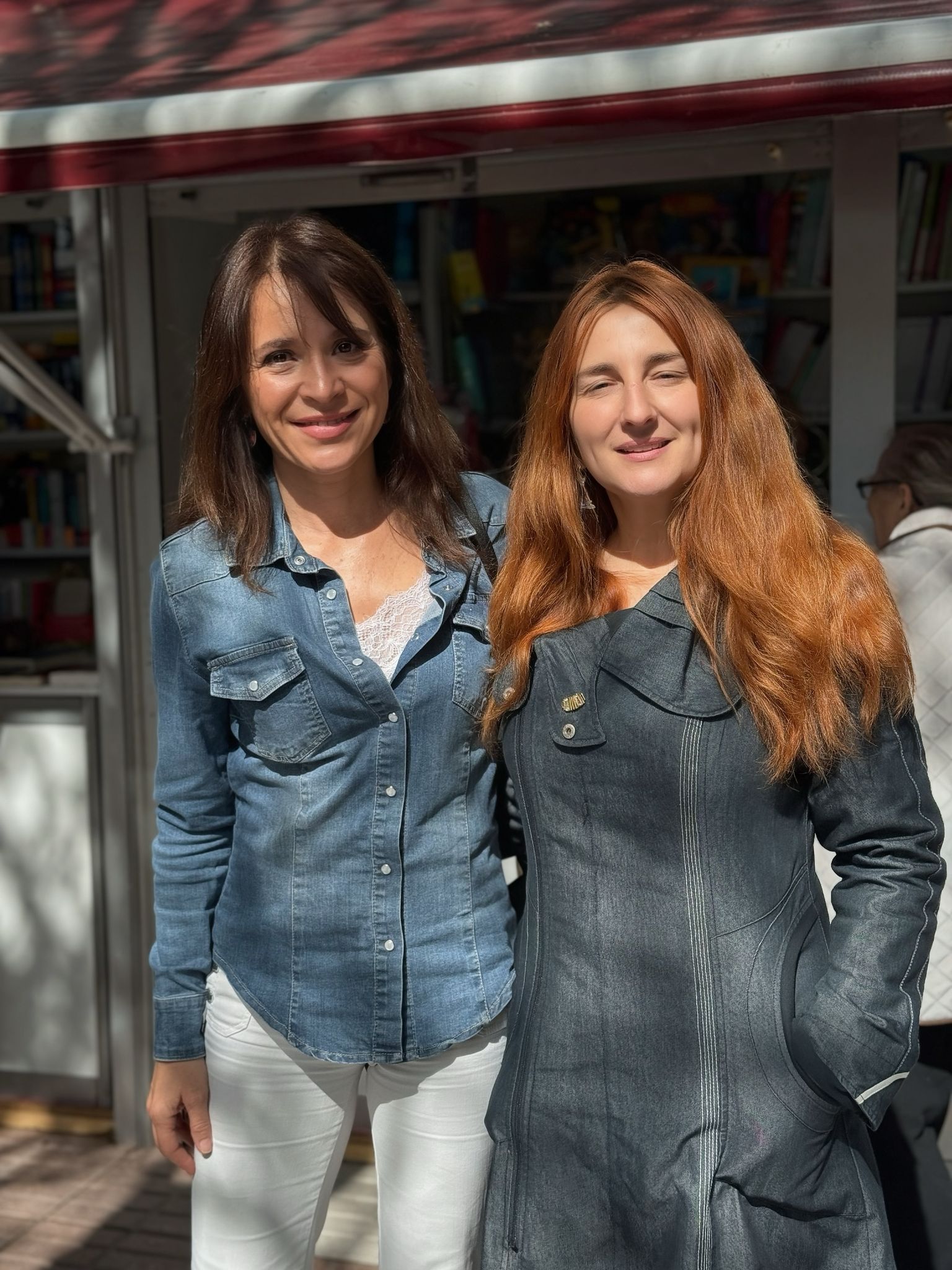 22-4-2025 belen fernandez y fernanda valdes en la feria del libro