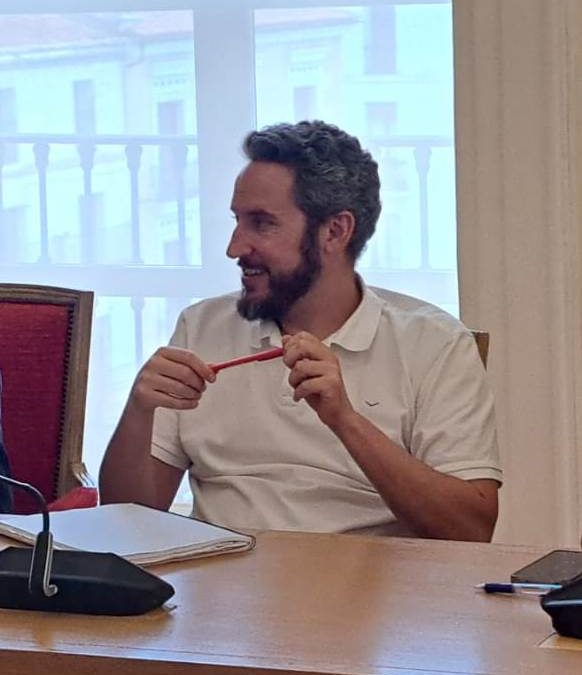 El PSOE denuncia que la inacción de Rafa Mateos pone en peligro el servicio de piscinas municipales este verano y pide que se remunicipalice el servicio