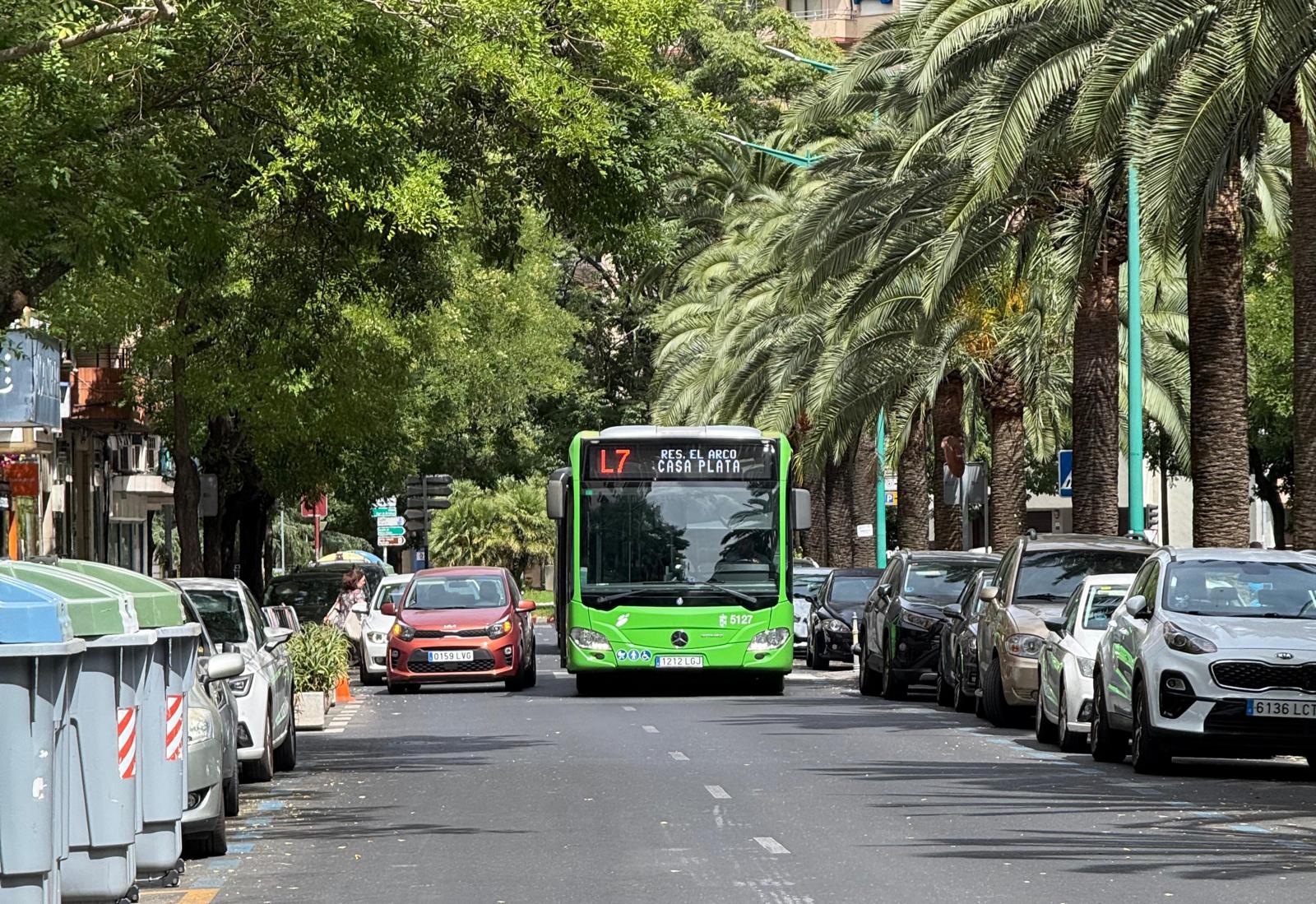1-9-2025 Parada bus Avenida Virgen Guadalue coches dobe fila